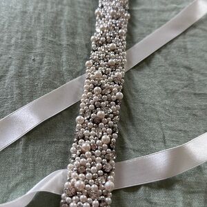 NWOTS UNTAMED PETALS BY AMANDA JUDGE Silver and White Pearl Bridal Belt